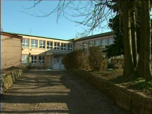 Тело мушкарца пронађено у школском дворишту