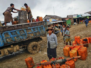 Мјанмар, хиљаду људи заробљено у селима
