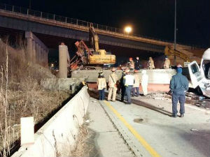 Срушио се надвожњак у Охају