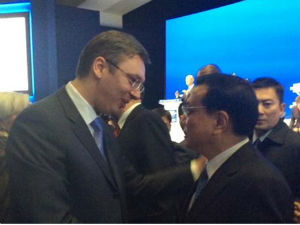 Вучић са Ли Кећангом уочи Форума у Давосу