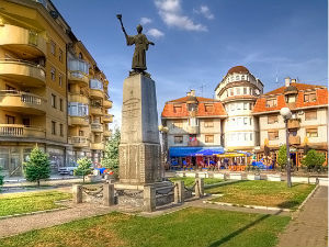 Свилајнац, преко свилених буба до диносауруса