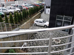 Како паркирати ауто на немогућем месту