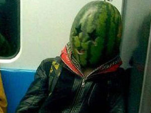 Плашио путнике са маском од лубенице на глави