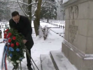 Вулин положио венац на гробљу Ламбиновице