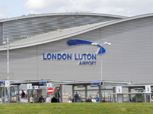 Евакуисани путници са аеродрома Лутон
