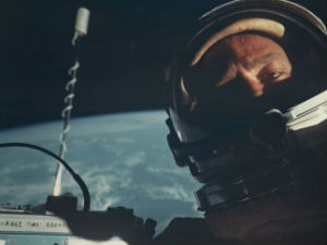 Први селфи из свемира на аукцији