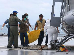 Извучено још седам тела из авиона “Ер Азије”