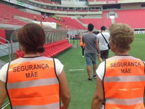 Не туци се, мама те гледа!