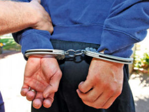 Ухапшени полицајац и адвокат због мита