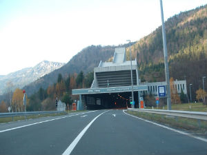 Превој Караванке затворен због цурења гаса 