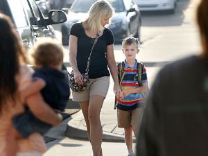 У затвор због неоправданих изостанака из школе?