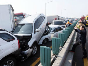 Јужна Кореја, ланчани судар 100 аутомобила