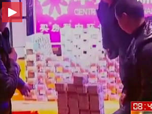 Шеф обасипао раднике новцем