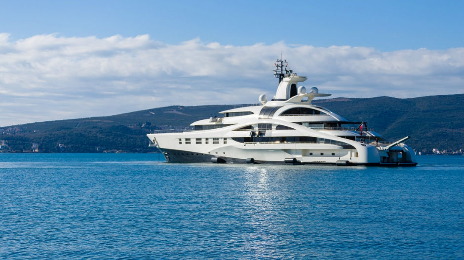 Јахта дужине фудбалског терена упловила у Порто Монтенегро