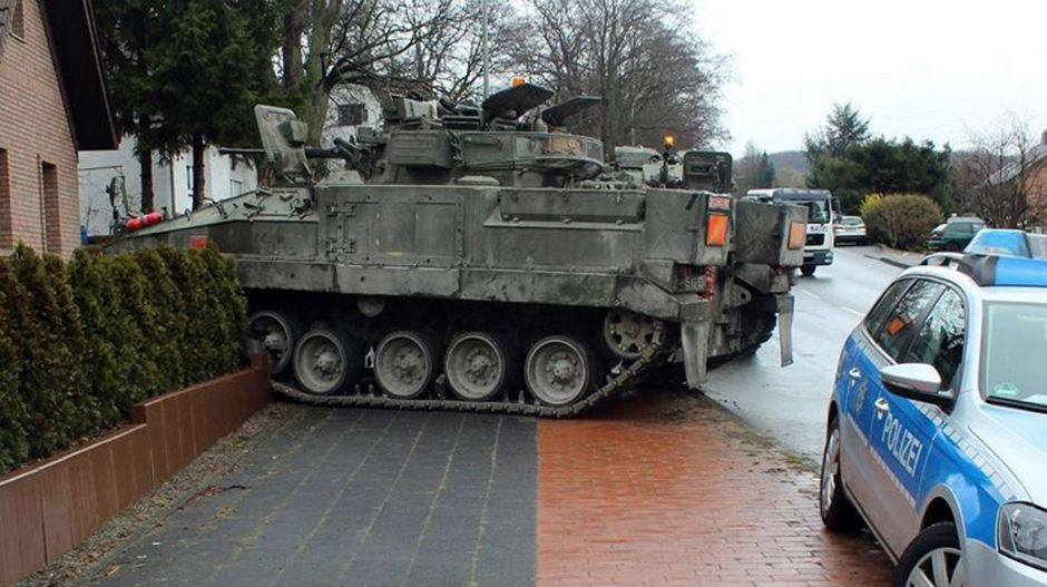 Мало ћу закаснити, тенк ми је у башти!