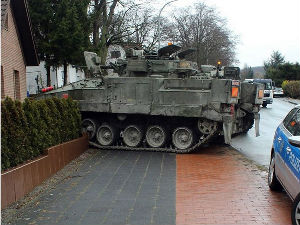 Мало ћу закаснити, тенк ми је у башти!