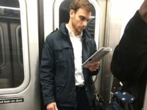 Згодни момци читају у превозу