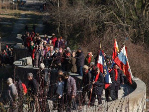 Летеле флаше на Партизанском гробљу у Мостару