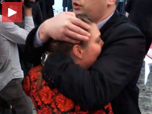 Загрљајем ућуткао репортерку!