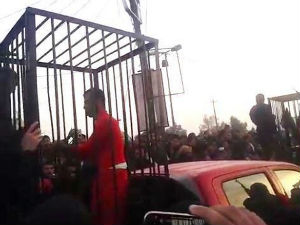 Исламисти парадирали са заробљеним Курдима