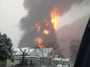 Воз пун нафте излетео из шина у Вирџинији