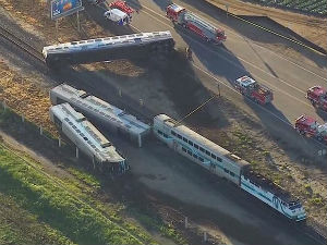 Исклизнуо воз из шина у Калифорнији