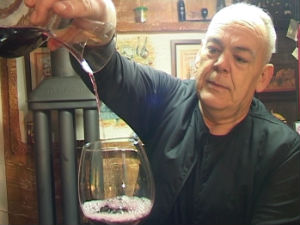 Мачвански уметник слика вином