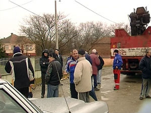 Тракторима и камионима блокирали тек отворени пут