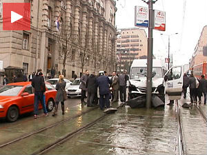 Минибус ударио у бандеру, седам повређених