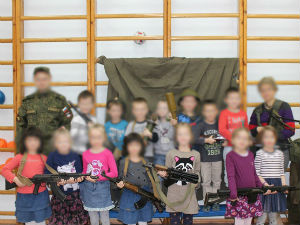 Русија, полемика због фотографија деце с оружјем