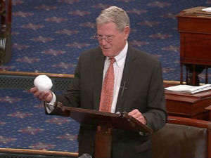 Сенатор: Снег пада, нема глобалног загревања