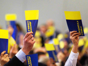 ДС: Вучић покушава да спроведе замену теза