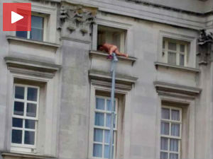 Бежао наг из краљичине палате!