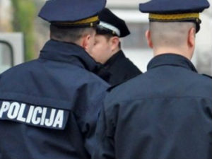 Црногорски полицајци скидају сакое и шапке