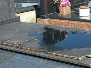 Тиват, украли мермерне плоче а оставили шперплоче 