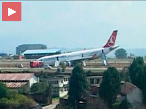 Турски авион промашио писту 