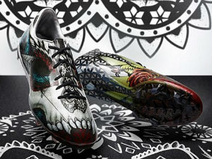 Луис Суарез и "тетовиране" копачке!