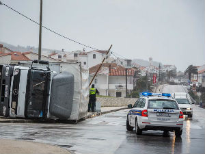 Снажна бура у Далмацији, саобраћајни колапс у БиХ