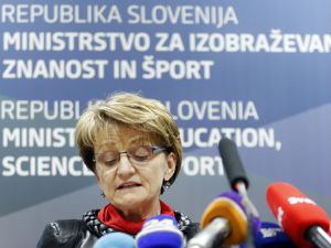 Словенија, министарка пунудила оставку због хонорара 