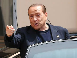 Берлускони одслужио казну у старачком дому