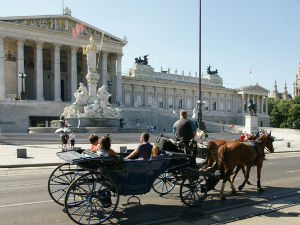Беч, министарка тражи минималац од 1.500 евра за жене
