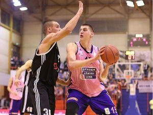 Партизан славио против Меге