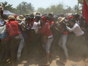 Пендрецима на студенте у Мјанмару