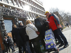 Словенија, 80.000 потписа за референдум о геј браковима