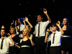 Први албум „Вива вокса“ крајем марта