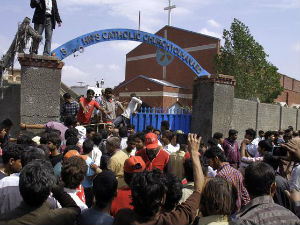 Експлозије у две цркве у Пакистану, најмање 14 жртава