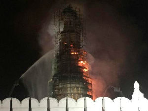 Угашен пожар на звонику манастира у Москви