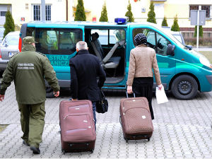 На пут повео и жену... али у коферу!