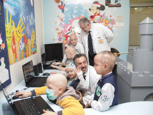 Институту за мајку и дете поклоњени рачунари