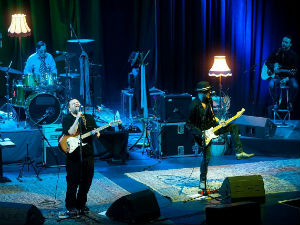 Овације за Кољу и „Гробовласнике“ у пуном Дому синдиката